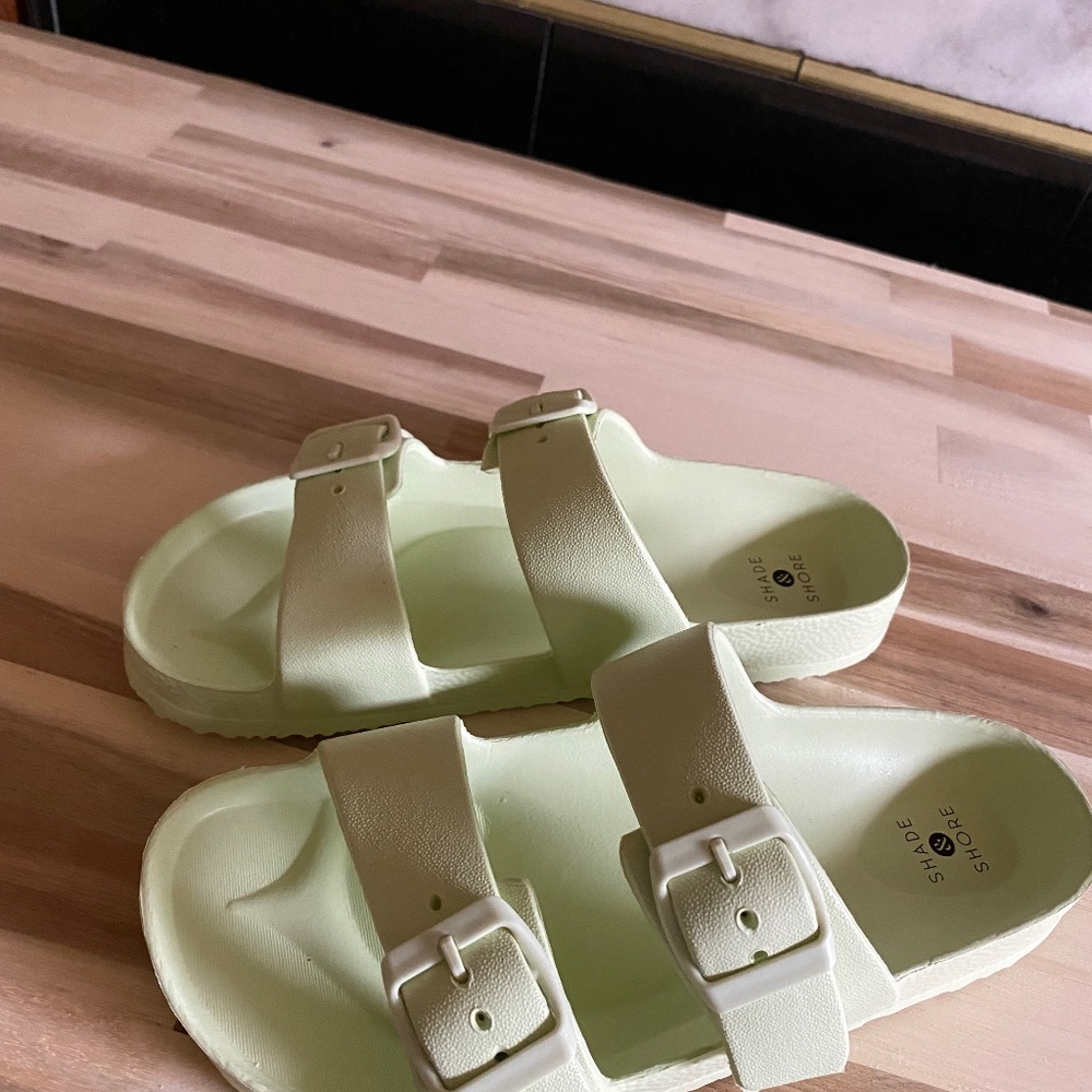 SHADE & SHORE LIME GREEN SANDALS WITH ADJUSTABLE STRAPS